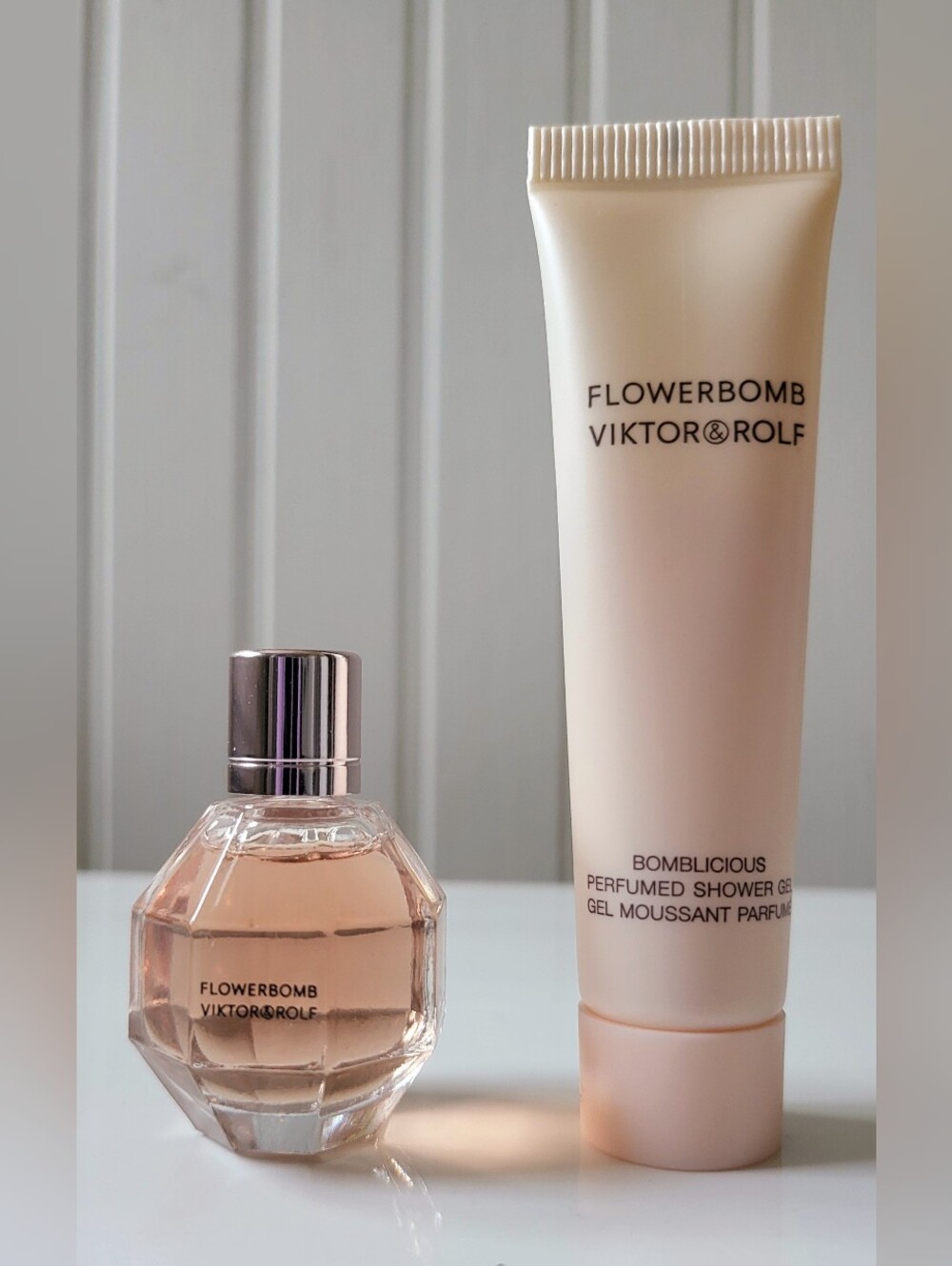 Lot of 2 Viktor & Rolf Flowerbomb + shower gel